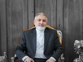 سفیر اخراجی جمهوری اسلامی از استرالیا به همراه زنی با پوشیه با خودروی لکسوس به سرعت سفارت را ترک کرد