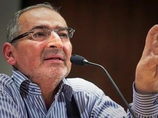 زیباکلام: رضا پهلوی دست چپش به دست راستش می‌گوید چه خاکی بر سرمان کنیم!