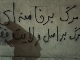 عبور دلار از مرز ۱۰۱ هزار تومان و سقوط آزاد ارزش پول ملی ایران؛ تجمع و شعارهای ضدحکومتی در تهران