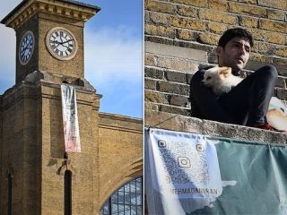 مرد ایرانی با بنر اعتراضی بر بالای برج ساعت ایستگاه «کینگزکراس» لندن