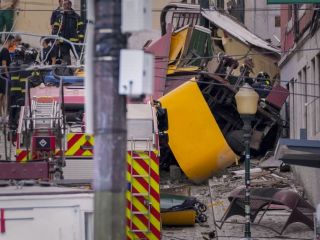 ببینید: فاجعه مرگبار در قلب لیسبون: خروج تراموا از ریل جان ۱۵ نفر را گرفت