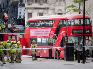 برخورد اتوبوس با عابران پیاده در لندن ۱۷ مجروح به جای گذاشت + ویدیو