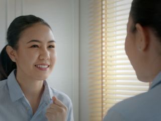 چرا با خودتان حرف می‌زنید؟ مرز باریک عادت طبیعی تا نشانه‌ای از یک بیماری روانی