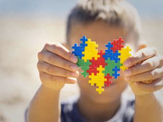 یک داروی محبوب، عامل اوتیسم؟ گزارشی جنجالی که دنیا را تکان می‌دهد