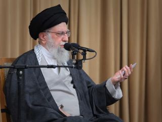 خامنه‌ای: «نه جنگ، نه صلح» فضای خوبی برای کشور نیست