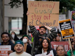 تنش دونالد ترامپ و شیکاگو؛ «بوی اخراج اول صبح» پس از تظاهرات هزاران معترض
