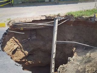 خیابان نشاط اصفهان فروریخت؛ شکافی مرموز به عمق ۱۵ متر + ویدیو