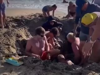 لحظه وحشتناک گرفتار شدن بچه‌ها در گودال شن و ماسه در ساحل؛ «ناجی غریق را خبر کنید!» + ویدیو