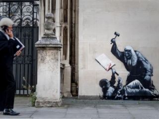 بنکسی دوباره غوغا کرد: اثر جدید هنرمند ناشناس بر ساختمان دیوان عالی سلطنتی دادگستری در مرکز لندن