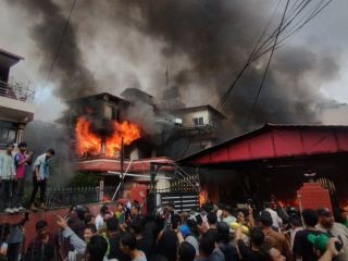 آتش خشم مردم: معترضان خانه نخست وزیر نپال را به آتش کشیدند + ویدیو