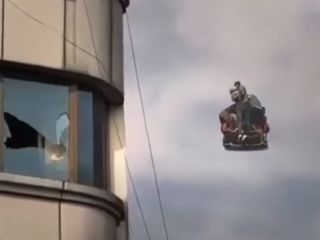 ببینید: فرار عجیب مقامات نپال با آویزان شدن از هلیکوپتر؛ نماد سقوط یک دولت