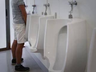 نشسته یا ایستاده؛ کدام حالت ادرار کردن برای مردان بهتر است؟