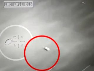 راز برخورد بی‌اثر موشک هل‌فایر با جسم ناشناس نورانی پرنده: چه کسی بر فراز آسمان یمن قدرتمندتر است؟