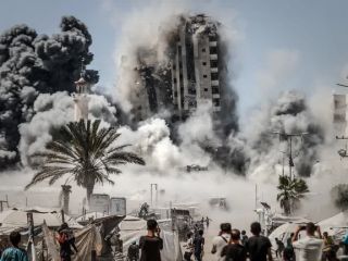 ببینید: لحظه فرو ریختن یک ساختمان و فرار مردم درپی حمله هوایی اسرائیل به غزه