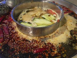 دو نوجوان چینی به دلیل ادرار در سوپ یک رستوران، ۳۰۰ هزار دلار جریمه شدند + ویدیو