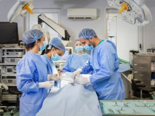 رسوایی در اتاق عمل: پزشکی که بیمار را برای رابطه جنسی با پرستار رها کرد، مجازات نمی‌شود