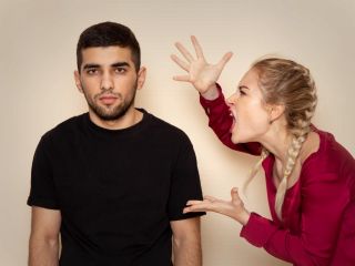 به جای جواب دادن، این سه کلمه را بگویید؛ راز خنثی کردن توهین‌های کلامی