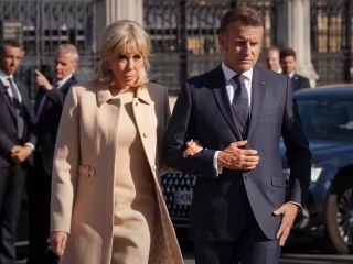 مکرون برای اثبات زن بودن همسرش، به دادگاهی در آمریکا «شواهد علمی» ارائه می‌کند