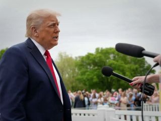 ترامپ شمشیر را علیه رسانه‌ها از رو بست؛ مجوزتان لغو خواهد شد!