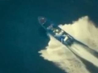 لحظه انهدام قایق تندرو حامل مواد مخدر توسط موشک آمریکایی