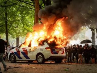 تظاهرات ضد مهاجرتی هلند با حمله معترضان راستگرا به دفتر حزب چپ‌‌ها به خشونت کشیده شد