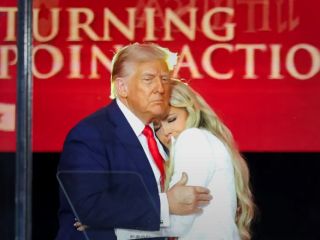 همسر چارلی کرک در مراسم یادبودی با حضور ترامپ ضارب را بخشید