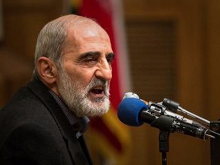 حمله توهین‌آمیز کیهان به حامیان مذاکره با آمریکا: حتی حاضرید نشیمنگاه ترامپ را هم ببوسید