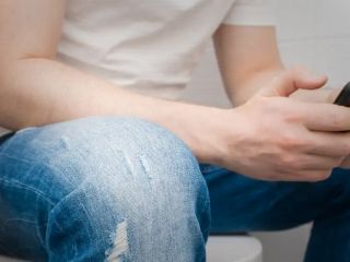 آیا نشستن روی صندلی توالت‌های عمومی بی‌خطر است؟