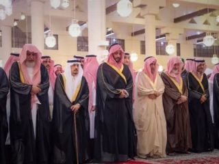 ببینید: نماز میت بر پیکر مفتی اعظم سعودی به امامت محمد بن سلمان