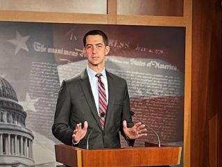 سناتور آمریکایی ادعای پزشکیان درباره فتوای خامنه‌ای و بمب اتمی را رد کرد: دروغ است