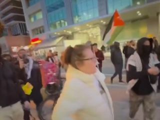 اعتراض زن کانادایی به مسدود شدن خیابان توسط نمازگزاران: مسیرهای اورژانسی را مسدود می کنید!