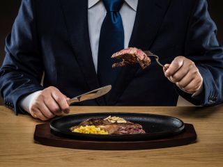 التهاب لثه از بشقاب شروع می‌شود؛ مراقب گوشت قرمز باشید