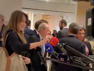 ببینید؛ سارکوزی محکوم شد؛ کارلا برونی عصبانیتش را بر سر میکروفون خالی کرد