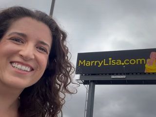 تلاش عجیب یک زن آمریکایی برای یافتن همسر با نصب ۱۲ بیلبورد درخواست ازدواج در بزرگراه!