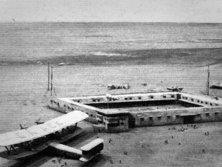 این ساختمان کوچک و ابتدایی اولین هتل یا مهمانخانه رسمی در امارات در سال ۱۹۳۲ است