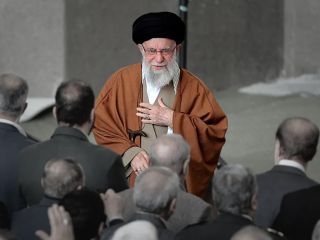 بازگشت تحریم‌ها، هراس از حمله اسرائیل و خشم عمومی؛ رویترز: جمهوری اسلامی با تهدید وجودی روبروست