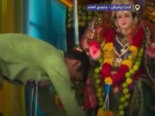 ببینید؛ اجبار جوان مسلمان به سجده ذلت‌بار مقابل بت‌های هندو توسط تندروی‌های مذهبی