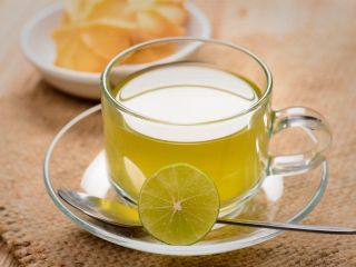 ۱۰ فایده اضافه کردن لیمو به چای سبز