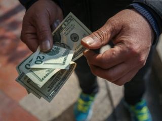 نرخ دلار در بازار آزاد ایران از ۱۱۴ هزار تومان عبور کرد/ وزیر اقتصاد: من مسئول نرخ ارز و تورم نیستم