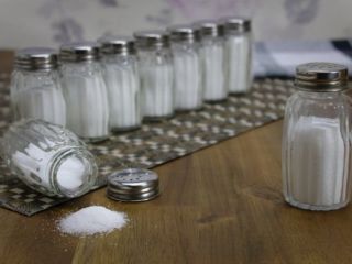 آیا رژیم کم نمک به اندازه مصرف بیش از حد نمک ناسالم است؟