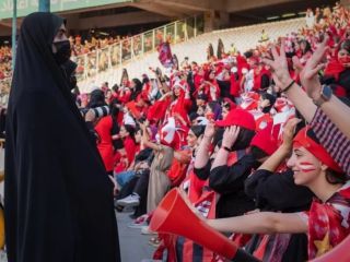 ورود موبایل به ورزشگاه‌های ایران ممنوع شد + ویدیو