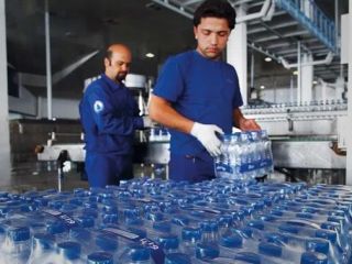 عمان واردات آب معدنی از ایران را پس از مرگ دو نفر بر اثر مصرف محموله آلوده متوقف کرد