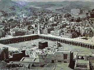 چه کسانی در قرن چهارم هجری در حمله‌ای خونین به مکه سنگ سیاه کعبه را ربودند؟