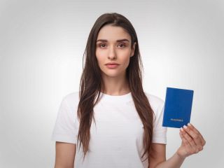 چرا هنگام گرفتن عکس گذرنامه هرگز نباید لباس سفید بپوشید؟