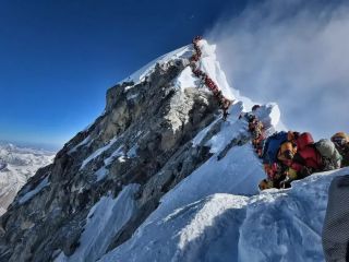 عملیات  برای نجات جان ۱۰۰۰ کوهنورد گرفتار شده در کوه اورست