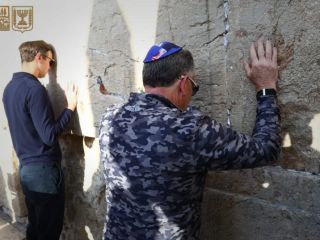 سفر معامله‌گران ترامپ به قلب مناقشه: بازدید داماد ترامپ و ویتکاف از دیوار ندبه - ویدیو