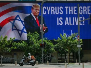 دیوارنگاره‌های عظیم با تصویر دونالد ترامپ و عنوان «کوروش کبیر زنده است» در اورشلیم و تل‌آویو