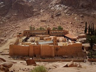 جایی که به‌ باور بسیاری موسی ده فرمان را دریافت کرد، به پروژه‌ای لوکس بدل می‌شود