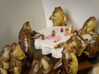 عجیب‌ترین موزه اروپا؛ جایی که قورباغه‌ها کارهای انسانی انجام می‌دهند