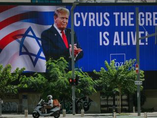 عکس ترامپ، شعار «کوروش کبیر زنده است»؛ معنای دیوارنگاره‌های اسراییل چیست؟